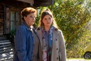 Lisbeth Gruber (Monika Baumgartner, l) unterstützt Lilli Gruber (Ronja Forcher, r.) in ihrem Vorhaben.