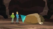 Martin (li.) und Chris stoßen in einer dunklen Höhle auf ein schlafendes Murmeltier.