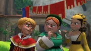 Stolz trägt Prinz John (li.) die Friedensbrosche und scherzt mit den Gästen des Festes.