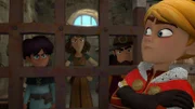 Prinz John (re.) entlässt drei Verbrecher aus dem Gefängnis, damit sie ihm Robin Hood bringen.
