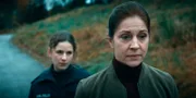 Als Schwiegertochter wäre Tanja (Lou Strenger, l.) Moni (Ulrike C. Tscharre, r.) willkommen. Aber aushorchen lässt sie sich von der jungen Polizistin nicht.