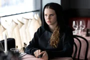 Auch die junge Anja (Naomi Bethke) war an Christians gewaltsamem Tod beteiligt. Iris sieht sie im Traum vor sich.