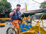 Zauberkünstler Kalibo nimmt auf Ambon in Indonesien den Lenker selbst in die Hand und wird zum Rikscha-Fahrer.