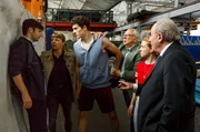 Till (Patrick Peters, 3.v.l.) geht auf Klaas (Arne Gottschling, l.) los, Vicky (Katja Danowski, 2.v.l.), Plocher (Michael Prelle, li. mit Franziska Brandmeier, 2.v.r.) und Günter (Peter Lerchbäumer, 3.v.r.) trennen die beiden voneinander.