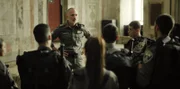 Nach dem vereitelten Terroranschlag bedankt sich Kommandant Versano (Shalom Michaelshvili, M.) bei den Grenzschützern, die an dem Einsatz beteiligt waren.