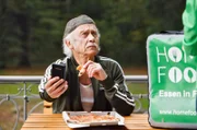 Edwin Bremer (Tilo Prückner) lässt sich Pizza liefern und telefoniert mit Vicky.
