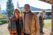 Christina Aichinger (Giulia Goldammer, r.) ist froh, dass ihr Vater Gerry Aichinger (Joachim Raaf, M.) mit Rike Hofer (Aglaia Szyszkowitz, l.) sein neues Glück gefunden hat.