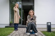 Jenny Gabriel (Friederike Linke, l.) will ihre Tochter Lindsay (Mathilda Smidt, r.) vor schlechtem Einfluss schützen. Leider meint das auch Jans Tochter Lotte.