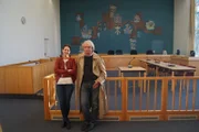 Katinka Keckeis und Axel Petermann stehen im Gerichtssaal in Lübeck, in dem Marianne Bachmeier den Mörder ihrer Tochter erschossen hat.