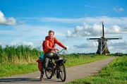 Mit einem „Solex“, einem typisch friesischen Moped, erkundet Daniel Aßmann das niederländische Friesland.