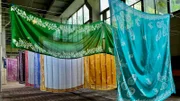 Seidentücher aus der Seidenfabrik in Sheki. Die Traditionstücher wurden in die UNESCO Liste des immateriellen Kulturerbes aufgenommen.