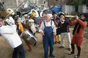 "Überall seh' ich Metall", singt Peter (Peter Lustig, M.) auf dem Schrottplatz, begleitet von Blechblasinstrumenten.