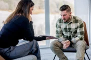 Lisa Gadenstätter zeigt Marcel Hirscher eines seiner ersten Interviews im ORF.