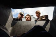 WDR Fernsehen RENTNERCOPS, FOLGE 48, "Ich bring dich um", am Dienstag (04.02.25) um 15:10 Uhr. Martin Turm wird vor seiner Garage, in einer Mülltonne, erschlagen aufgefunden. Edwin Bremer (Tilo Prückner, li.), Hannah (Swetlana Schönfeld, mi.) und Dr. Rosalind Schmidt (Helene Grass, re.) untersuchen den Leichenfundort.