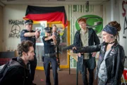 Hans (Bruno F. Apitz, 2.v.l.) und Franzi (Rhea Harder-Vennewald, M.) kommen gerade noch rechtzeitig in die Rattenburg. Doch schaffen sie es, Ira (Emma Drogunova, r.) davon abzuhalten Leo (Max Befort, l.) zu erschießen? Auch Sebastian (Julius Feldmeier, 2.v.r.) hat keinen Einfluss mehr auf sie.