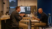 Karsten Schwanke im Gespräch mit Prof. Gil Wesmeyer (links), der an der Entwicklung molekularer Bildgebungs- und Kontrollmethoden für die funktionelle Bildgebung und raumzeitliche Kontrolle von zellulären Prozessen arbeitet.