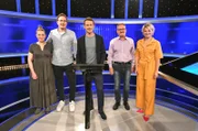 Jagdruf zur Radiowoche. Nach dem sensationellen Erfolg im letzten Jahr heißt es bei „Gefragt – Gejagt“ wieder: „Die Jagd beginnt“ für beliebte Moderatorinnen und Moderatoren und ihren Hörerinnen und Hörern. In fünf Ausgaben des Vorabendquiz‘ im Ersten treten die Moderatoren von ARD-Radiowellen gegen das Team der Quizelite an.  Moderator Alexander Bommes (M.) mit den Kandidaten (v.l.n.r. am Panel): Nicole Niemeyer, Horst Hoof (NDR1), Michael Löhr, Sabine Heinrich (WDR2)