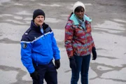 Lieutenant Achille Salvi (Nicolas Gob, l.) und Capitaine Awa Sissako (Mariama Gueye, r.) begeben sich nach dem gewaltsamen Tod des Biathleten Abel auf Spurensuche.