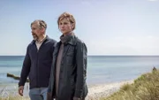 Jens (Hĺkan Bengtsson) und Iris (Sofia Helin) heften sich an die Fersen der verdächtigen Lehrerin Hillevi.