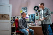 Moritz (Johannes Hendrik Langer, r.) hilft Jan (Marco Girnth, l.) dabei, in Lottes Zimmer Hinweise über ihren Verbleib zu finden.