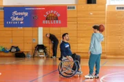 Ilay Demir (Tan Caglar, li.) und Kris Haas (Jascha Rust, re.) trainieren etwas Basketball. Kris' Interesse am Rollstuhlbasketball wird immer größer und da am nächsten Tag ein Spiel stattfindet, beschließen die beiden, hinzugehen.