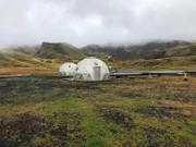 Über diese Iglus in Island wird CO2 tief in die vulkanische Erde gepumpt, wo es versteinert und dauerhaft bleibt.