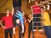 Willi trainiert mit Schülern in der Turnhalle der Artistenschule in Berlin.