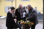 Alois klärt Moni und Martin über seine neue Geschäftsidee auf. Von links: Monika Vogl (Christine Reimer), Martin Kirchleitner (Hermann Giefer) und Alois Preissinger (Erich Hallhuber sen.).