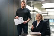 Major Max Herzog (Martin Gruber) zeigt Oberst Henriette Wolf (Brigitte Kren) die Auswertung der Fingerabdrücke, die beweisen, dass Alinas Blumenstrauß von Joachim Freytag war.