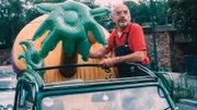 Peter (Peter Lustig) hat den Verkehr in Bärstadt unterschätzt - ob er noch rechtzeitig zum Badesee kommt?