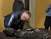 Als würde er schlafen: In einem dänischen Museum ruht die fast 2500 Jahre alte Mumie des "Tollund Man". Eine Wissenschaftlerin und ein Ex-Cop wollen herausfinden, wie er wirklich starb.