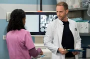 Dr. Emma Jahn (Elisa Agbaglah) macht Dr. Kai Hoffmann (Julian Weigend), der aus der Sachsenklinik gekommen ist, einen Behandlungsvorschlag für ihren Patienten.