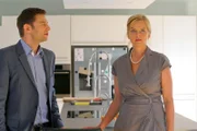 Dass die Ehefrau des Toten (Annette Wunsch, r.) ihren Mann aus Eifersucht umgebracht hat, kann sich Kommissar Hansen (Igor Jeftic, l.) gut vorstellen.