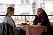 Iris (Sofia Helin) trifft sich mit ihrem früheren Kollegen Adam (Pablo Leiva Wenger) in einem Stockholmer Restaurant, das sie und Christian gerne besucht haben.