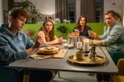 Dicke Luft im Hause Mertens: Jonas droht der Verlust seiner Zwillinge. Auf die Ratschläge seiner Familie reagiert er genervt. Im Bild v.l.n.r.: Jonas Mertens (Lennart Betzgen), Luisa Mertens (Lilly Wiedemann), Susanne Mertens (Elisabeth Lanz), Christoph Lenz (Sven Martinek)