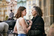 Die junge Journalistin Norah Richter (Deleila Piasko, l.) startet in Wien einen Neuanfang, als ihr die Bettlerin Dorothea Lechner (Elisabeth Rath, r.) prophezeit, am 13. August am Prater einen Mann zu töten.