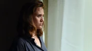 Clara (Emily Cox) sieht ihren Vater.