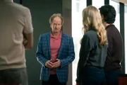 Der Unternehmer Lloyd Macklin (Rob Carlton, 2.v.l.) ist ein Freund von Sophies Familie. Abigail Crawford (Joanne Froggatt, 2.v.r.) und ihr Mann Simon (Dan Spielman, r.) fragen ihn, ob er etwas über die letzten Stunden im Leben ihrer Tochter weiß.
