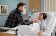 Clara Schubert (Maike von Bremen) hat Kris gerade gesagt, dass sie sich von seinem Vater getrennt hat, als sie sich panisch an den Brustkorb fasst. Clara hat Angst, dass es ein Herzinfarkt ist, Kris verständigt sofort die Ärzte.