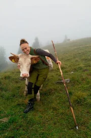 Martina hat sich für vier Monate für ein abgeschiedenes Leben auf der Alm entschieden.