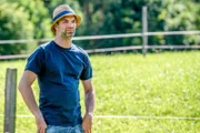 Während seines Undercover-Einsatzes erhält Lukas (Jakob Seeböck) eine überraschende Nachricht: Sein Haus ist baufällig, worum er sich eigentlich sofort kümmern müsste. Stattdessen sucht er mit dem SOKO-Team nach der Verbindung zweier Mordfälle.