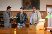 Die Cops (Igor Jefti¿, l.; Joseph Hannesschläger, r.) befragen Pop-Musiker Fabrizio Frey (Andreas Gabalier, m.), der die Leiche gefunden hat.
