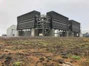 Schlaue Technik im Kampf gegen den Klimawandel: Mit diesem "Riesen-Staubsauger" mitten in Island wird das Treibhausgas CO2 aus der Luft gefiltert.