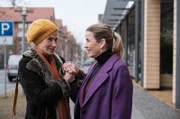 Sarah Marquardt (Alexa Maria Surholt, re.) bekommt Besuch ihrer Schwester Katja (Astrid M. Fünderich, li.). Bei dieser Gelegenheit will Katja ihren neuen Freund vorstellen.