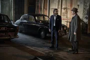 Fred Thursday (Roger Allam, r.) befragt Elliott Blake (Adam Levy, l.).
