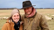 Die Schäfer Patricia Sachau und Hannes Hoyme sind von Ostholstein nach Mecklenburg gezogen, weil sie hier im Osten mit ihren Herden noch ein Gefühl von „Wildem Westen“ haben. Die Weite und die großen Weideflächen finden sie so in ihrer Heimat nicht mehr.