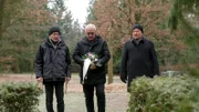 Stefan Kremzow, Olaf Mahlitz und Andreas Kuster (von links) am Grab ihres getöteten Schulfreundes in Eberswalde.