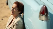Ein vielversprechender Hinweis führt Carolyn (Fiona Shaw) nach Kuba. Doch dort läuft nichts wie geplant.