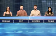 Jetzt wird aufgedreht! In zehn Ausgaben des Vorabendquiz‘ „Gefragt – Gejagt“ im Ersten treten beliebte Moderatorinnen und Moderatoren von ARD-Radiowellen gegen die „Quiz-Elite“ an. An ihrer Seite stehen jeweils drei Hörerinnen bzw. Hörer aus dem jeweiligen Sendegebiet. Moderator Alexander Bommes. Die Kandidat:innen Miriam Günder, Nils Ruch, Hendrik Niebuhr und Radiomoderatorin Donya Farahani.