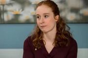 Als gute Zuhörerin kümmert sich Tamar Hummel (Linda Kummer) um ihre Patientin.